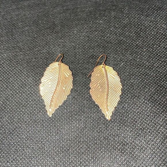 Thin metal leaf earrings - Picture 1 of 3